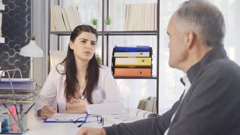 médico y paciente hablando en la sala de la clínica.