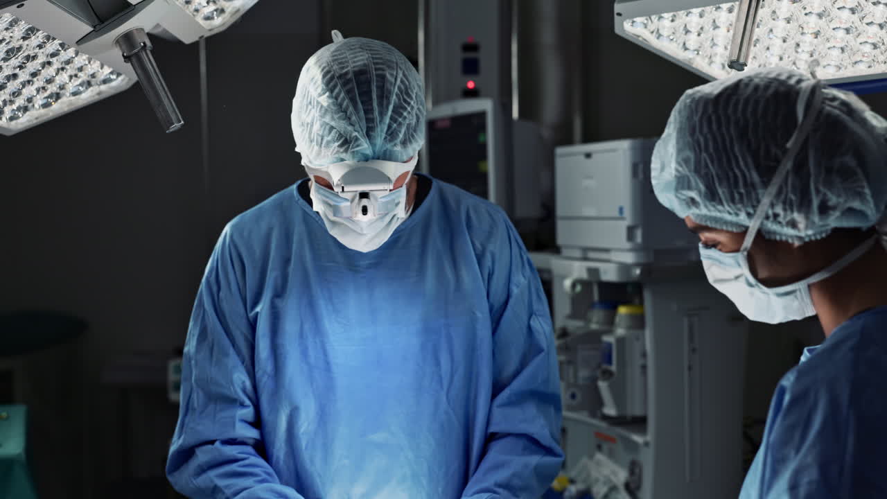 Medici, team e intervento chirurgico in sala operatoria con attrezzature mediche