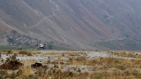 Flugzeug-Landet-Auf-Einer-Landebahn-Im-Ländlichen-Nepal