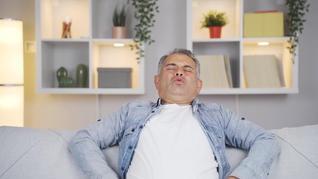 背中の痛みのある男性 ⁇