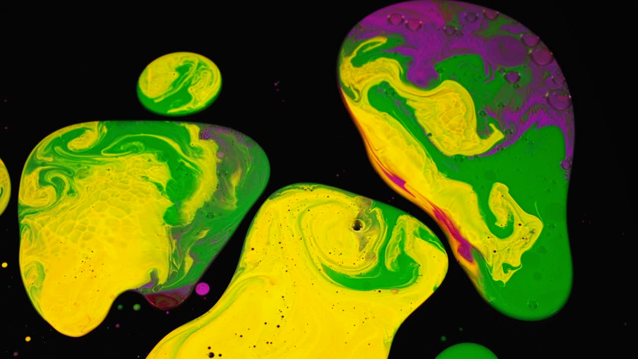 arte fluido abstracto con colores vibrantes