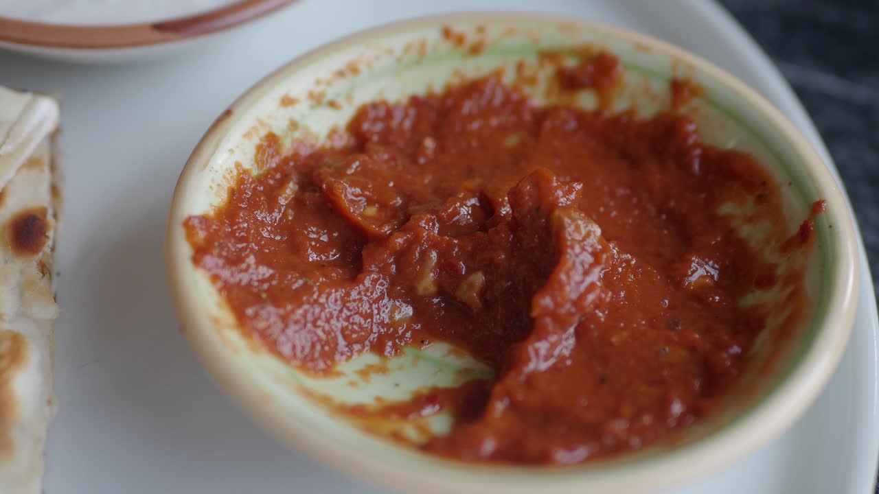 salsa de tomate picante en un cuenco pequeño
