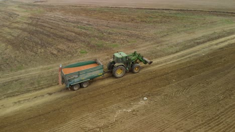 Tractor-Con-Semillas-De-Transporte-De-Remolque-En-El-Campo---Tiro-De-Seguimiento-Aéreo-1