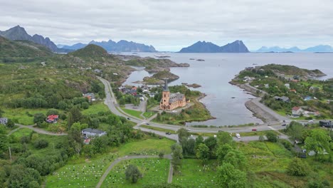 Iglesia-Vagan-En-Nordland,-Islas-Lofoten,-Noruega,-Escandinavia---Circuito-Aéreo