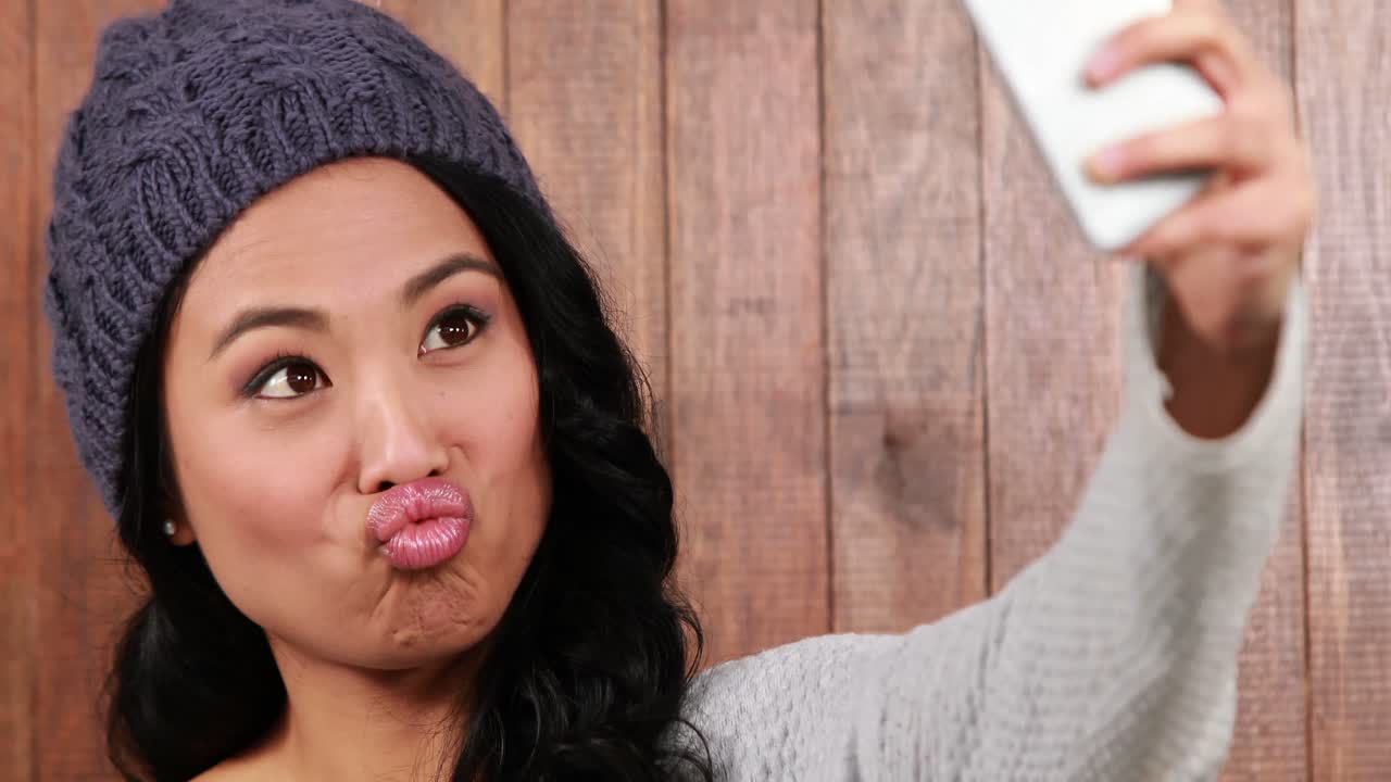 un hipster asiático tomando una selfie