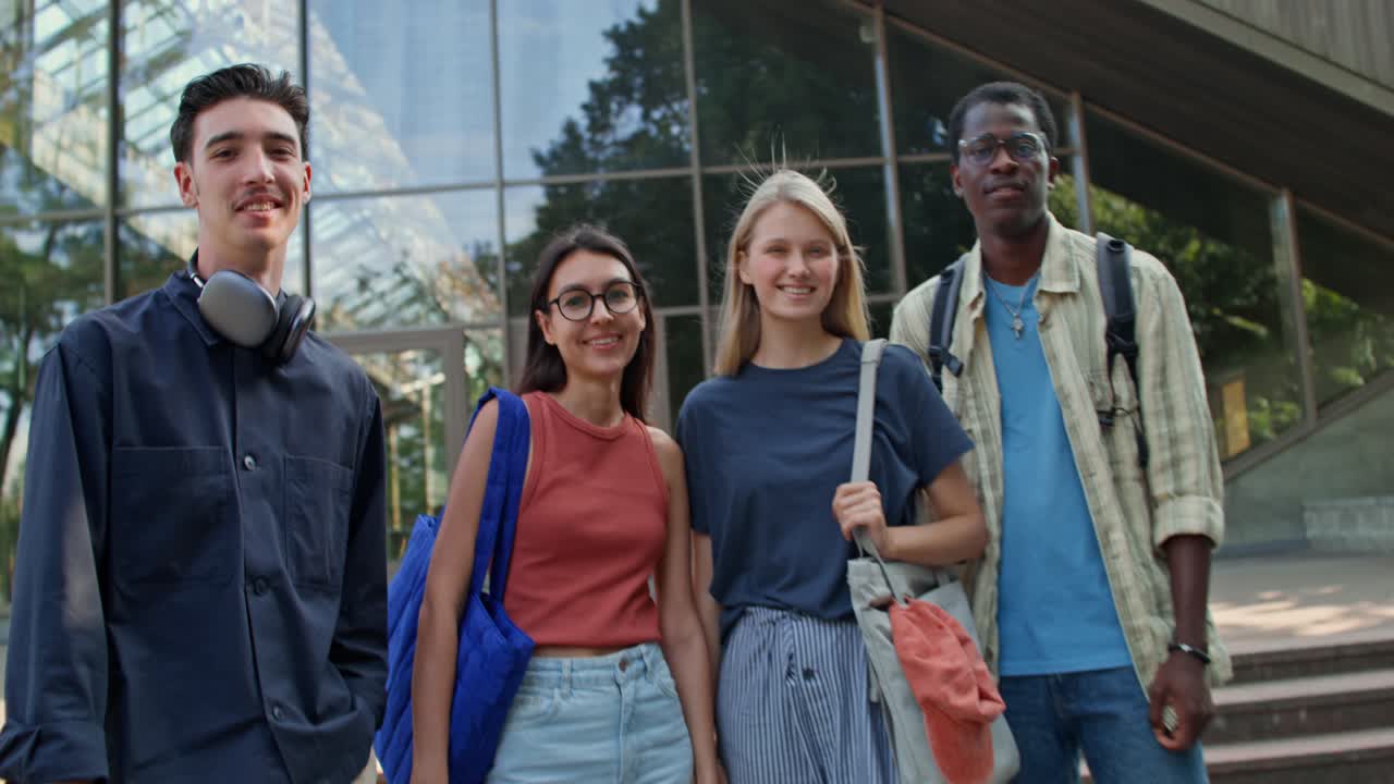 Gruppe studerende foran universitetsbygning