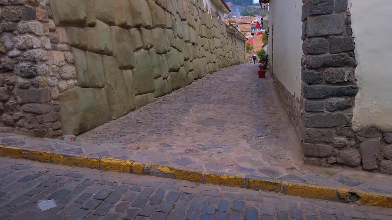 Calle empedrada del centro histórico colonial de Cusco, Perú.