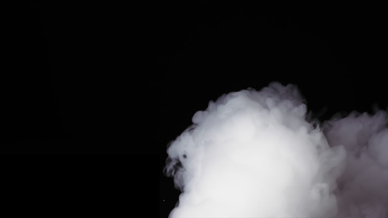 연기가 서서히 검은 표면에 퍼져 있습니다.