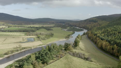 Vista-Aérea-Del-Río-Dee-Cerca-De-La-Ciudad-Escocesa-De-Ballater-En-El-Parque-Nacional-De-Cairngorms,-Aberdeenshire