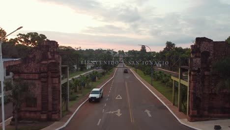 Luftaufnahme-Des-Eingangs-Zur-Historischen-Stadt-San-Ignacio-Bei-Sonnenuntergang