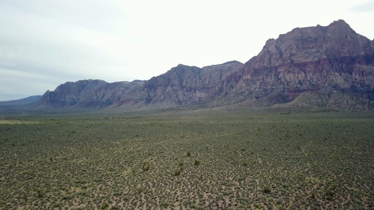 inclinación aérea hacia arriba en el área del cañón de roca roja en nevada