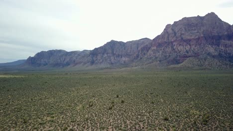inclinación aérea hacia arriba en el área del cañón de roca roja en nevada