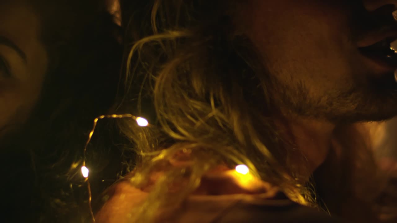 пара, обернутая в струнные огни