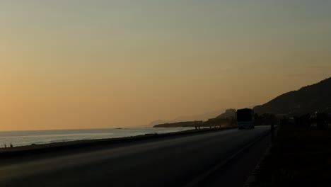 Silhouettenbus-Auf-Der-Autobahn