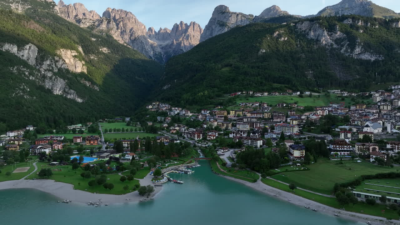 몰베노는 그림 같은 돌로미트 산 마을과 몰베노 호수 위를 공중에서 볼 수 있습니다.