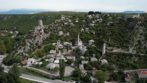 ciudad construida junto al río neretva