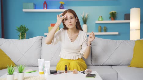 la joven está mirando su piel. él se examina en el espejo.