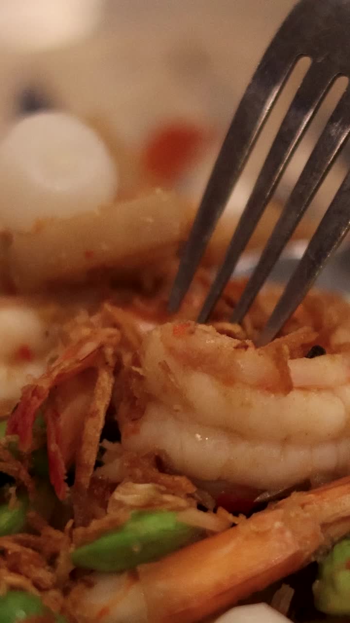 camarones y verduras servidos sobre un montículo de arroz