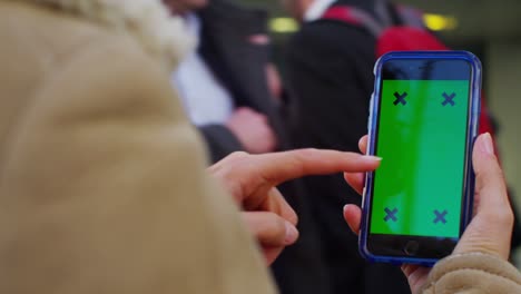 pantalla verde de la llave de croma del teléfono celular con la mano