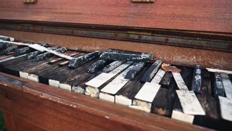 broken piano as outdoor art – dreamers’ quay, close up