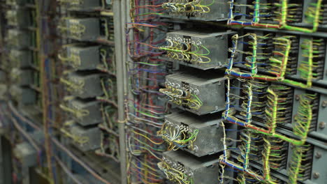 primer plano de la antigua tecnología de red de comunicación de relé vintage