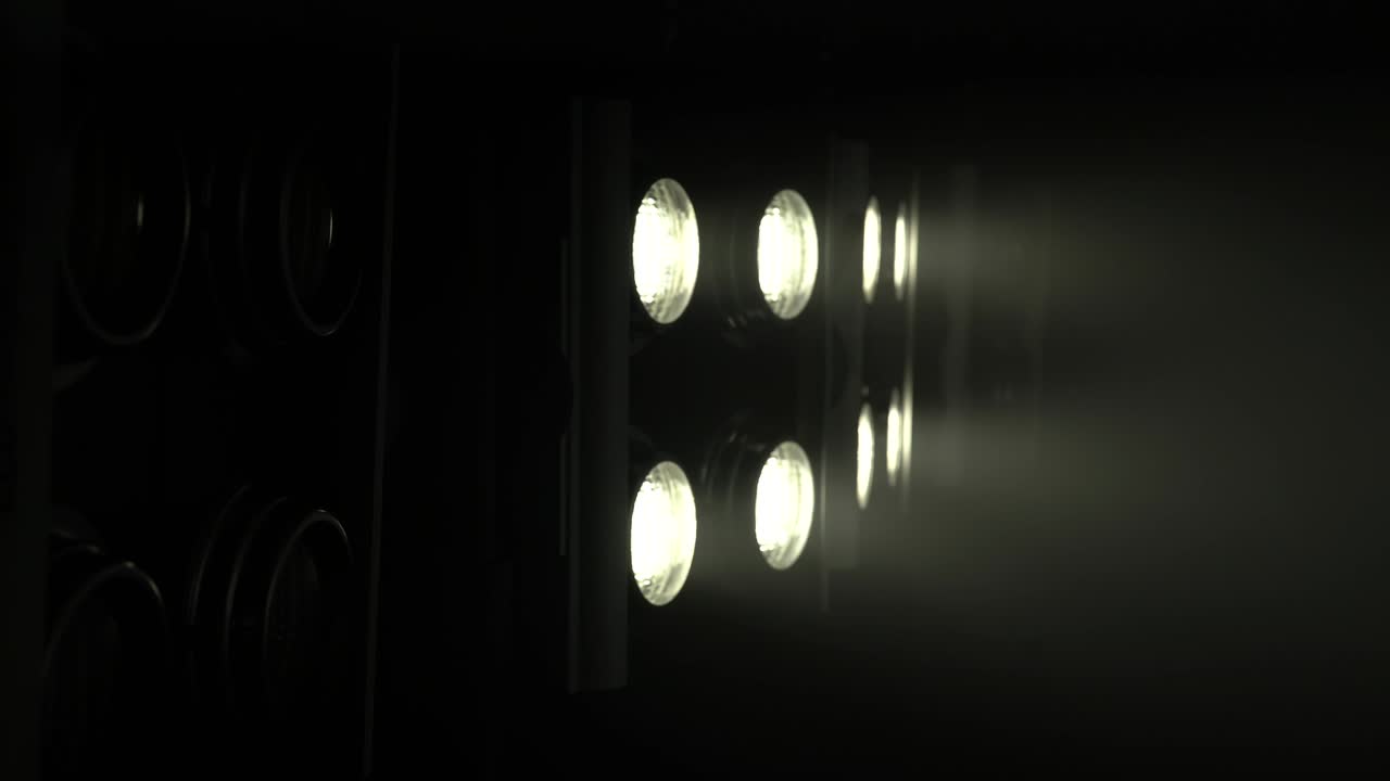 박이는 빛을 가진 큰 프로젝터는 컬러 음악을 만니다.