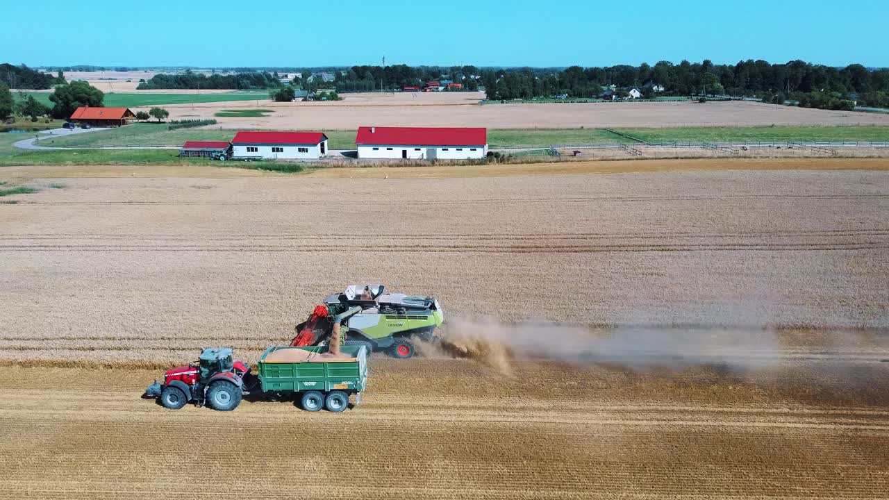 트랙터 트레일러-6에 옥수수 알갱이를 싣는 콤바인의 공중 샷