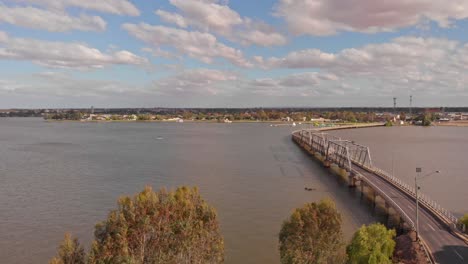 Luftaufnahme-Der-Annäherung-An-Die-Yarrawonga-Mulwala-Brücke-Von-Der-NSW-Seite