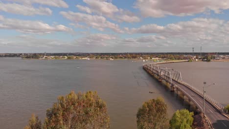 Vista-Aérea-Acercándose-Al-Puente-Yarrawonga-Mulwala-Desde-El-Lado-De-Nsw