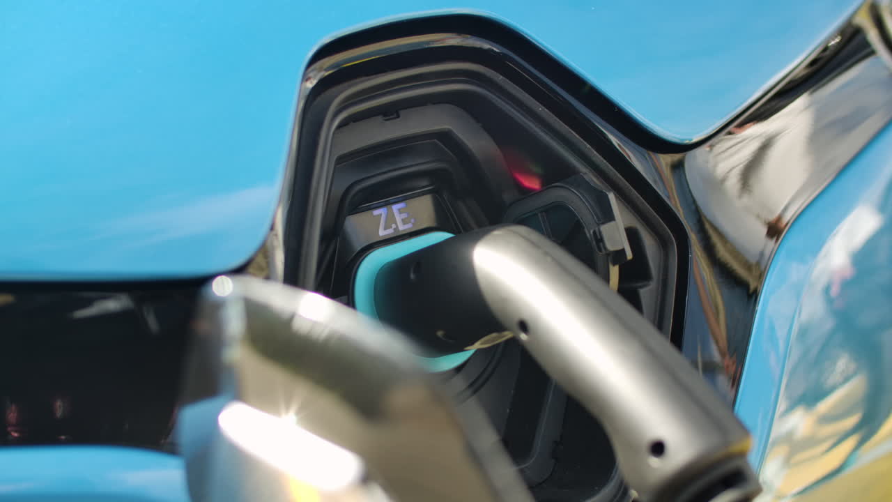 крупный план электромобиля, заряжаемого на зарядной станции