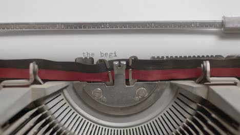 Nahaufnahme-Einer-Schreibmaschine,-Die-Den-Anfang-Schreibt