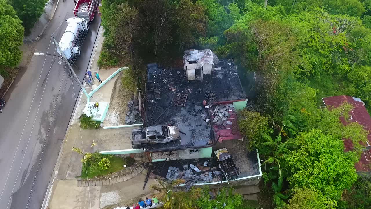 vista aérea alrededor de un incendio en una casa incendiada, en las zonas rurales de méxico - dando vueltas, tiro de drones