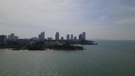 imágenes aéreas descendentes del santuario de la verdad en pattaya con los edificios de la ciudad al fondo, chonburi, tailandia