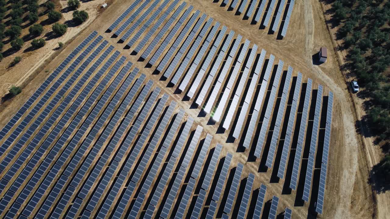 Centrale solare, vista aerea di un imponente impianto di pannelli solari nella campagna spagnola, ripresa aerea con drone.