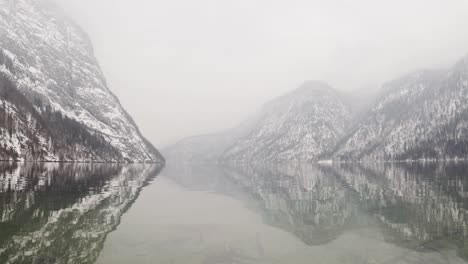 欧洲冬季湖的空中无人机 - 分级