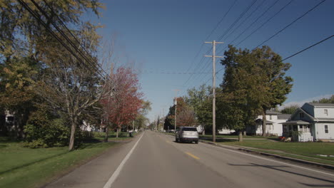 Conduzca-Por-Una-Calle-Típica-De-Un-Pueblo-Americano-En-Un-Claro-Día-De-Otoño.-Vista-De-La-Ventana-Trasera