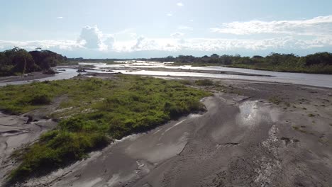 vista sobre el río drone vuela hacia abajo