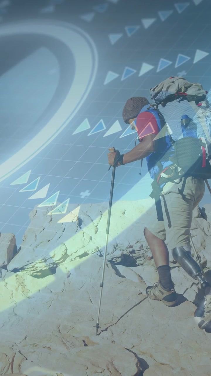 Video verticale: Escursionista che pianta il bastone, che sale, con sovrapposizione HUD statica per l'avanzamento tecnologico.
