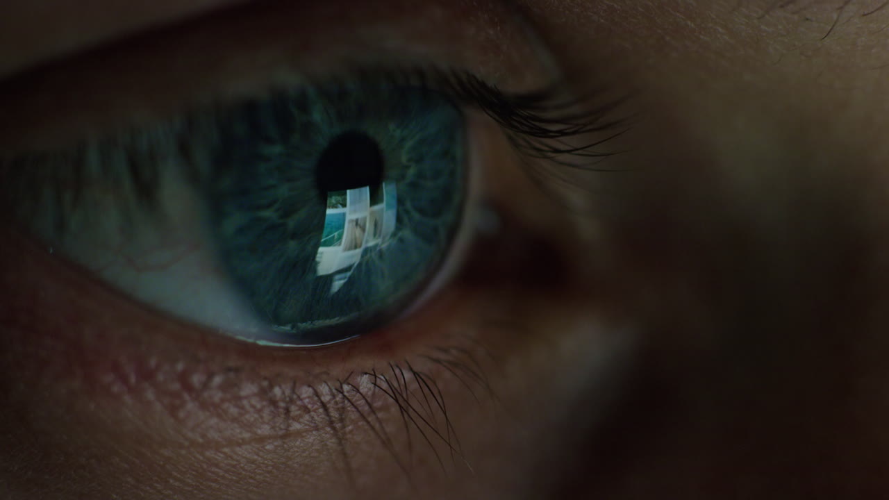 schermo macro dell'occhio che si riflette sull'iride giovane uomo che naviga online di notte