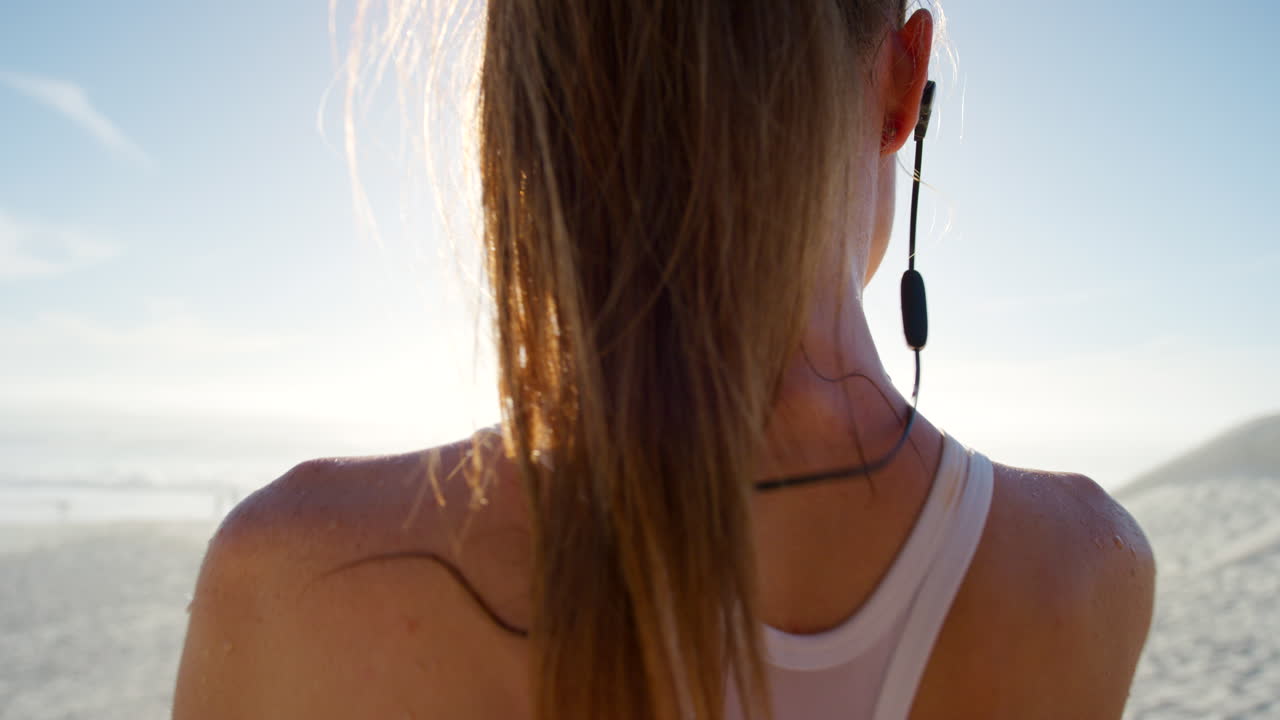 y la corredora activa se prepara