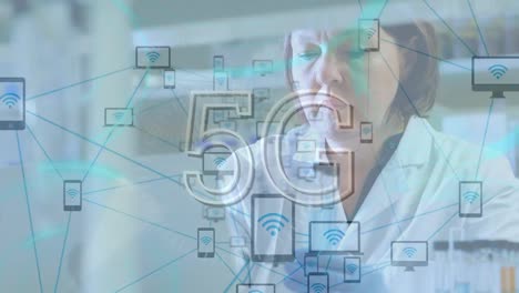 texto 5g y red de iconos digitales sobre una científica caucásica de alto nivel que trabaja en un laboratorio