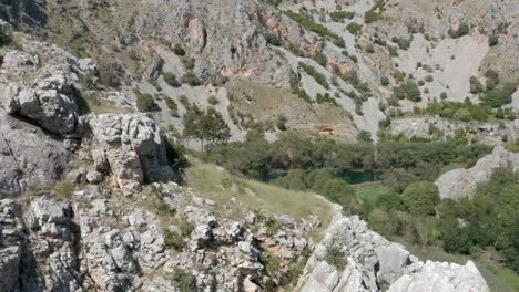 Escénico-Río-Rocoso-Zrmanja-En-La-Base-Del-Cañón-Del-Desfiladero-Del-Valle