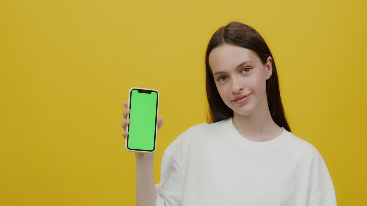 niña adolescente con un teléfono inteligente con pantalla verde