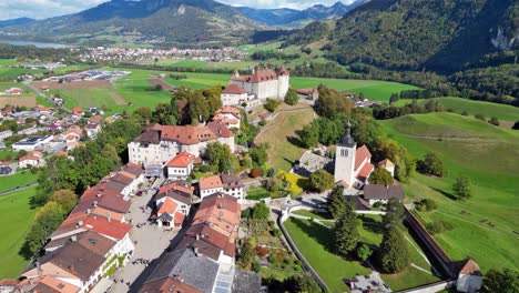 Gruyères-Von-Oben:-Ein-Faszinierender-Drohnenflug,-Der-Die-Essenz-Schweizerischer-Eleganz-Einfängt