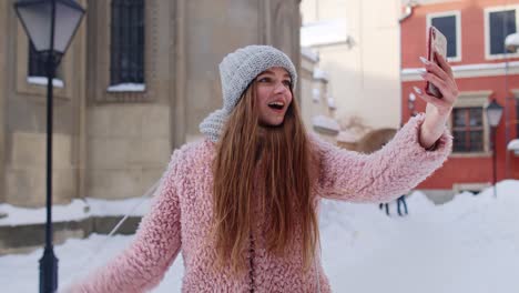 Tourist-woman-blogger-making-video-call-on-mobile-phone,-chat-with-friends,-distance-communication