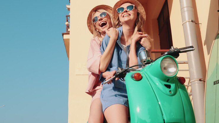 due amici su uno scooter