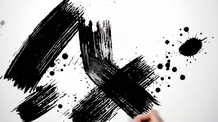 Pennellate astratte di inchiostro nero con mano su sfondo bianco