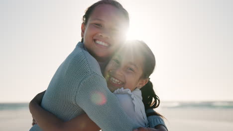 Cara,-Abrazo-Y-Chicas-Con-Vacaciones