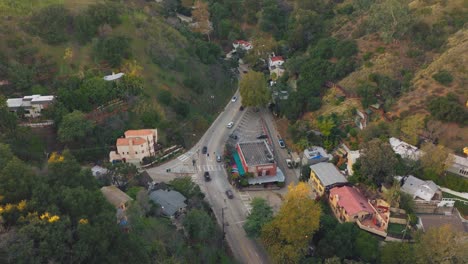 Drohnenaufnahmen-über-Einer-Belebten-Kreuzung-Im-Berühmten-Wohnviertel-Laurel-Canyon,-Kalifornien,-Aus-Der-Luft-Gesehen