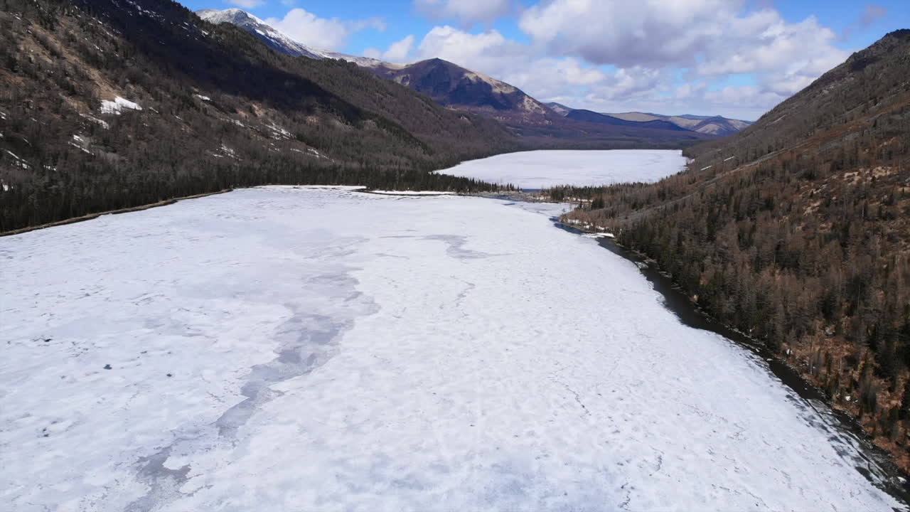 lago congelado en un valle de montaña